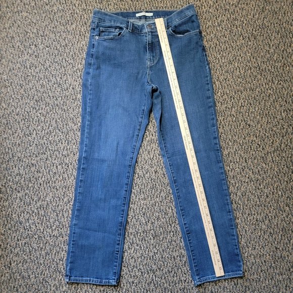 EUC Classic, perfect fit jeans With a little stretch. Made by Levi's. Size 8 - Picture 11 of 15